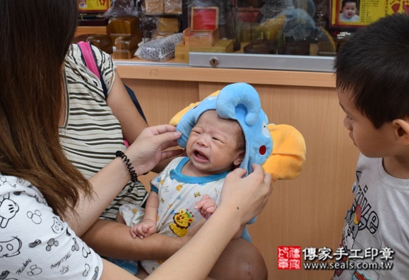 徐寶寶(台中北區嬰兒寶寶滿月剃頭理髮、免費嬰兒剃胎毛儀式吉祥話)。中國風會場，爸媽寶貝免費穿「日中韓」古裝禮服。專業拍照、DVD光碟、證書。★購買「臍帶章、肚臍章、胎毛筆刷印章」贈送：剃頭、收涎、抓周，三選一。 2015.10.09 照片4